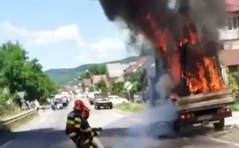 Cluj: Camionetă plină cu termopane, cuprinsă de flăcări. A ars ca o torță
