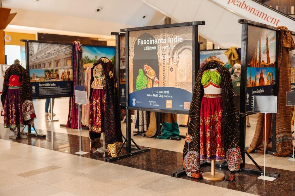 Frumusețea artei textile indiene, într-o expoziţie plină de exotism şi culoare, la Iulius Mall Cluj