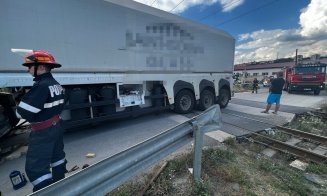 Un TIR a rămas blocat peste calea ferată în Baciu. Traficul feroviar a fost oprit