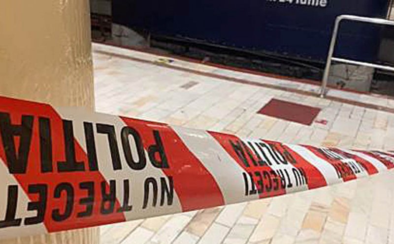 O femeie a murit după ce a căzut pe șine la stația de metrou
