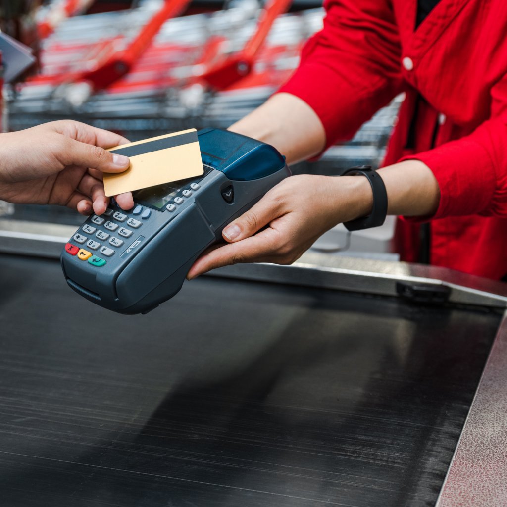 Mai repede cu cardul. Scade pragul pentru plata la POS. 209 firme de la Cluj sunt vizate