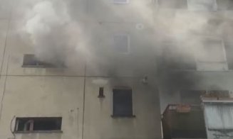 Incendiu într-un bloc din Zorilor. UPDATE: Trei persoane, evacuate de la ultimul etaj cu autoscara