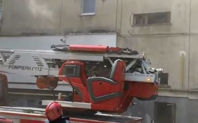 Incendiu într-un bloc din Zorilor. UPDATE: Trei persoane, evacuate de la ultimul etaj cu autoscara