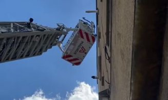 Incendiu într-un bloc din Zorilor. UPDATE: Trei persoane, evacuate de la ultimul etaj cu autoscara