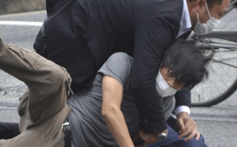 De ce a fost asasinat fostul premier japonez Shinzo Abe. Crima ar avea în spate motive religioase