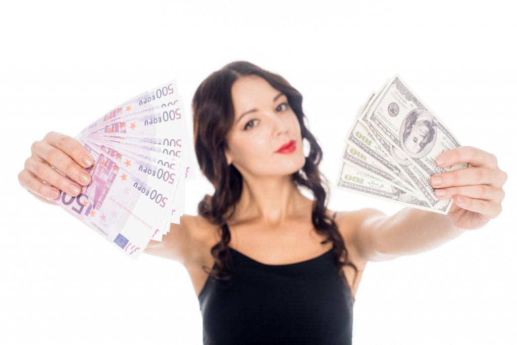 Euro se bate cu dolarul. Piața gazelor, factorul decisiv