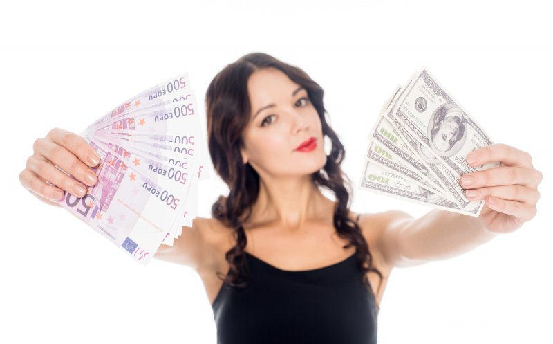 Euro se bate cu dolarul. Piața gazelor, factorul decisiv