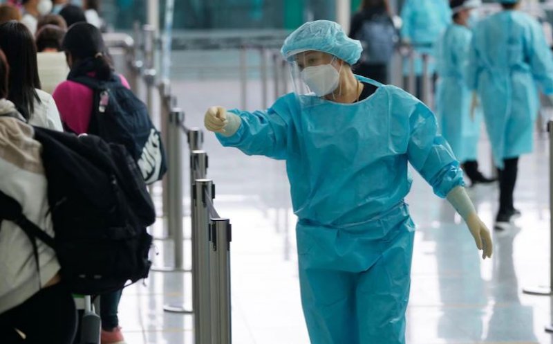 Reîncepe nebunia COVID! Persoanele infectate din Hong Kong, obligate să poarte brăţări electronice