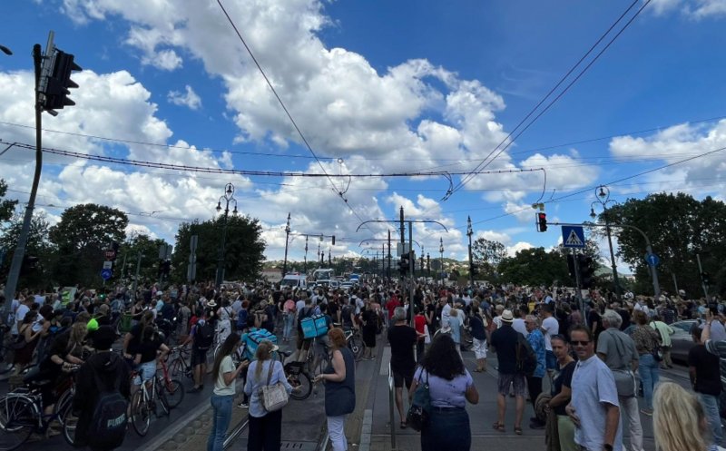 Proteste împotriva lui Orban în Ungaria. Oamenii au ieșit în stradă și au blocat un pod din Budapesta
