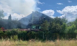 Casă cuprinsă de flăcări la Cluj. Pompierii intervin cu trei autospeciale