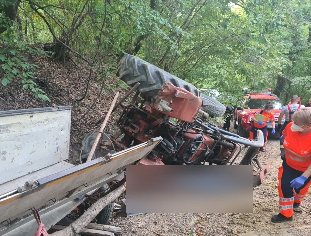 ACCIDENT în Cluj: A MURIT prins sub tractor în timp ce se întorcea de la pădure
