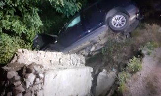 Accident. Un BMW s-a răsturnat la Ciucea. Șoferul e grav rănit la spital