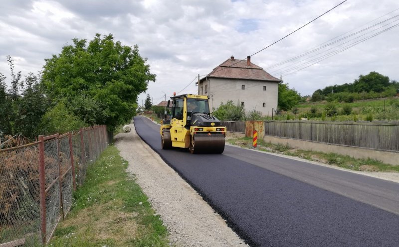 Un nou drum județean din Cluj intră în reparații. Se toarnă deja asfalt