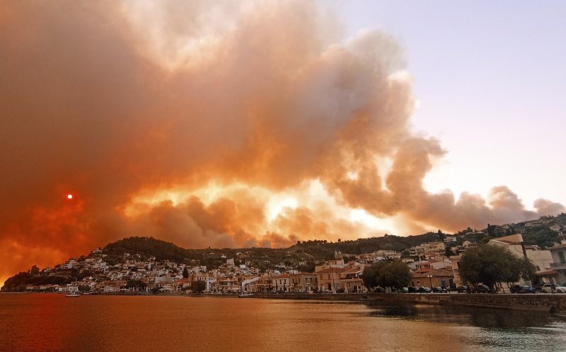 Atenţionare de călătorie pentru Grecia: caniculă, incendii și vânt puternic. Zonele cele mai vizate