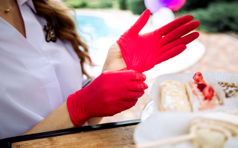 Se anunță controale la alimente. Terasele, fast-food-urile și berăriile sunt luate în vizor