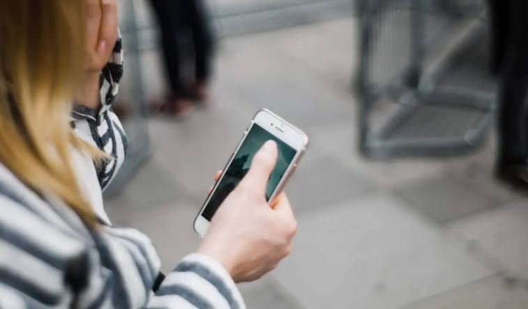 Cluj: Copilă de 14 ani, tâlhărită în plină stradă, pentru telefonul mobil