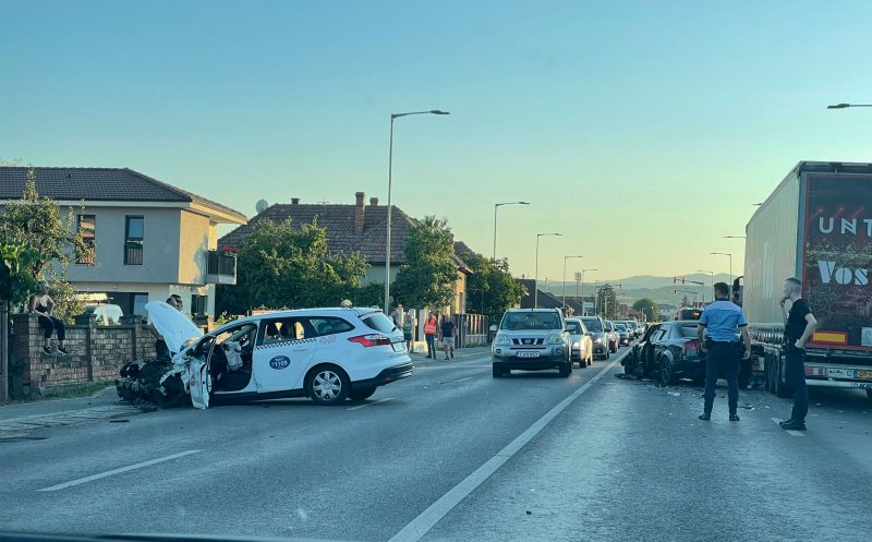 Accident cu 6 mașini în Florești. Traficul, blocat zeci de minute/ Unul dintre șoferi, transportat la spital