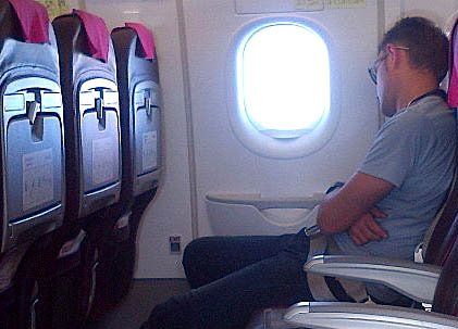 "Am aterizat, dar nu are cine să aducă scara la avion." Pasageri români, blocați în avion