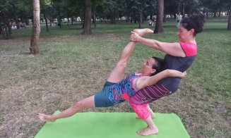 Poftiţi la yoga în Parcul Central din Cluj-Napoca! Adi Dohotaru: "Am stat și eu cu capu-n jos. Mișto relaxare"