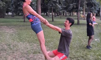 Poftiţi la yoga în Parcul Central din Cluj-Napoca! Adi Dohotaru: "Am stat și eu cu capu-n jos. Mișto relaxare"