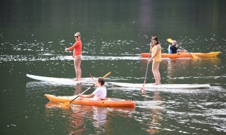 Plimbări pe lacul Tarnița, din Munții Apuseni, cu caiace și canoe