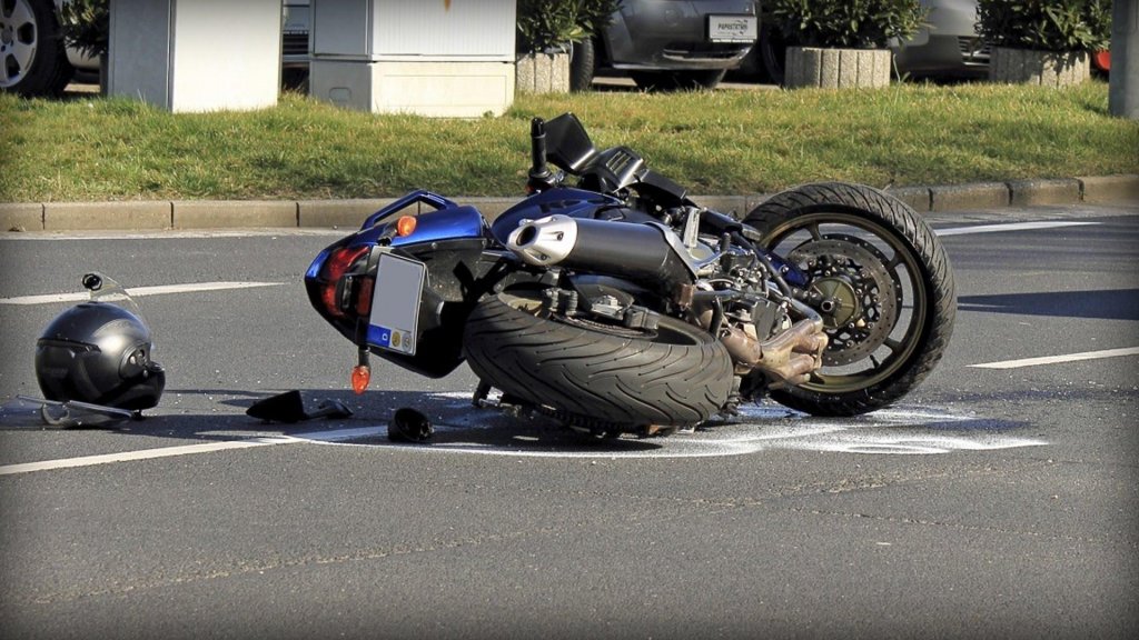 Accident grav la Cluj! Un motociclist a derapat și a intrat în parapete
