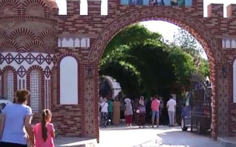Credincioșii s-au rugat pentru ploaie la Mănăstire. Slujbă cu sute participanți