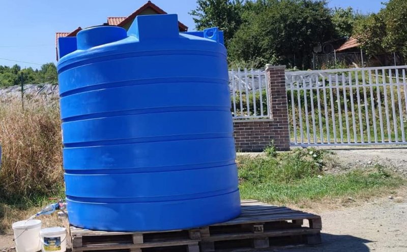 Situație critică pentru locuitorii unui sat din Cluj: Apa potabilă, în continuare contaminată cu produse petroliere