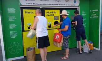 Coadă la aparatul care îți dă bilet de autobuz GRATUIT în schimbul gunoiului reciclabil