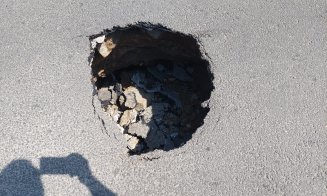 Crater pe strada Decebal. Clujenii, campioni la miștouri: „E gura de metrou” / „E 3D Boss”