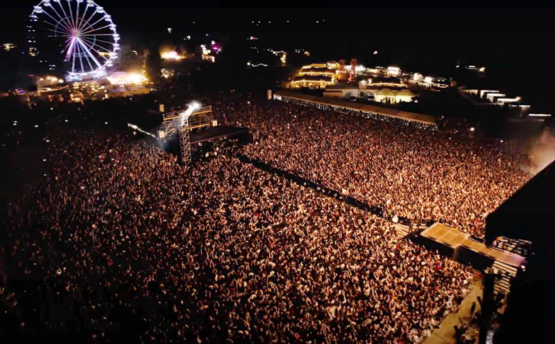 VIDEOCLIP filmat la festivalul Electric Castle din Cluj, viral pe YouTube, cu milioane de vizualizări în câteva zile