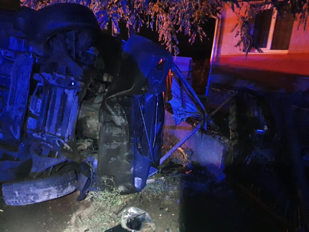 ACCIDENT în Cluj: Un microbuz a ieșit de pe șosea și a rupt o țeavă de gaz