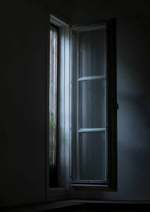 Gest cumplit. O adolescentă de 17 ani s-a aruncat de la etajul 4: S-a ridicat din pat, a deschis fereastra şi a sărit