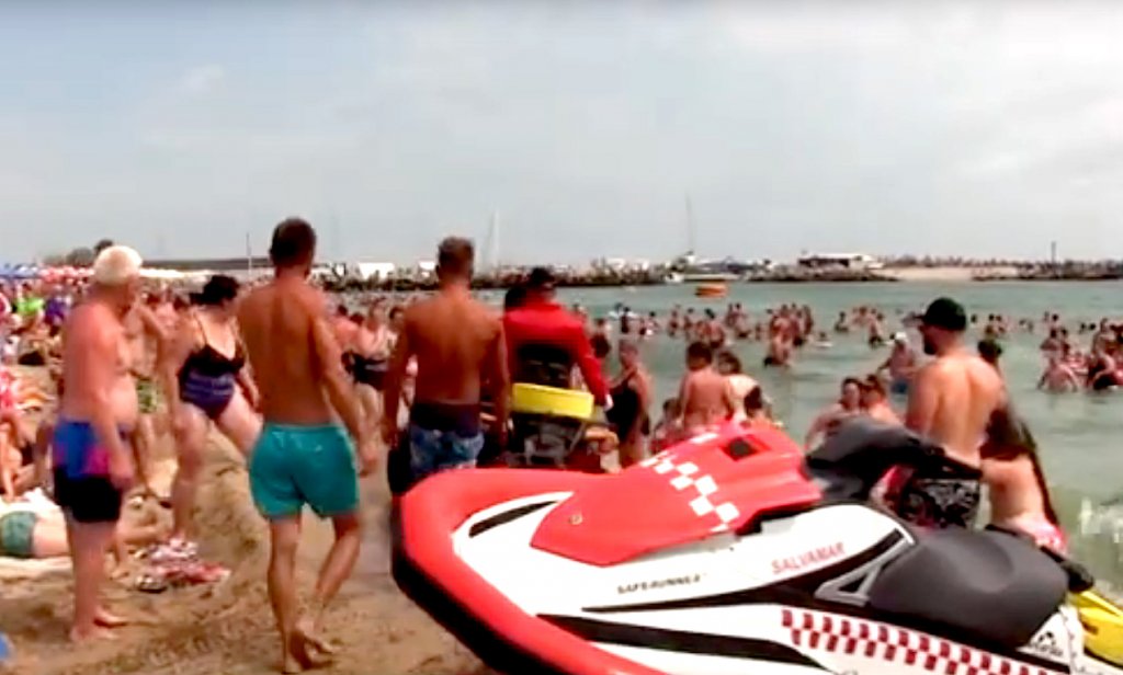 4 MORŢI în 24 de ore pe litoralul Mării Negre. Un turist a înecat un salvamar în disperarea de a se salva din valuri