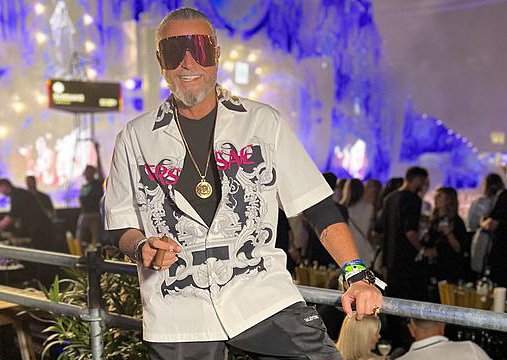 UNTOLD şi ţinutele extravagante: Cătălin Botezatu, ținta ironiilor cu "ochelarii de sudură” Gucci de 2.000 de euro
