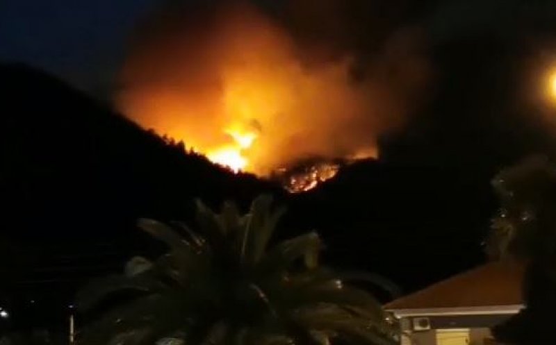 Incendiul puternic în Thassos, insula grecească preferată de români. "Credeam că sunt gâze, dar era cenușă ce cădea de sus peste drum"