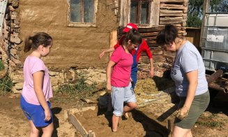 CASE CĂLĂTOARE în Transilvania: "Știți cum începe călătoria unei case vechi?! Prin fărâmarea ei"