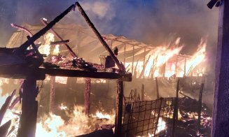 Incendiu puternic într-o localitate clujeană. Pompierii au intervenit cu 3 autospeciale