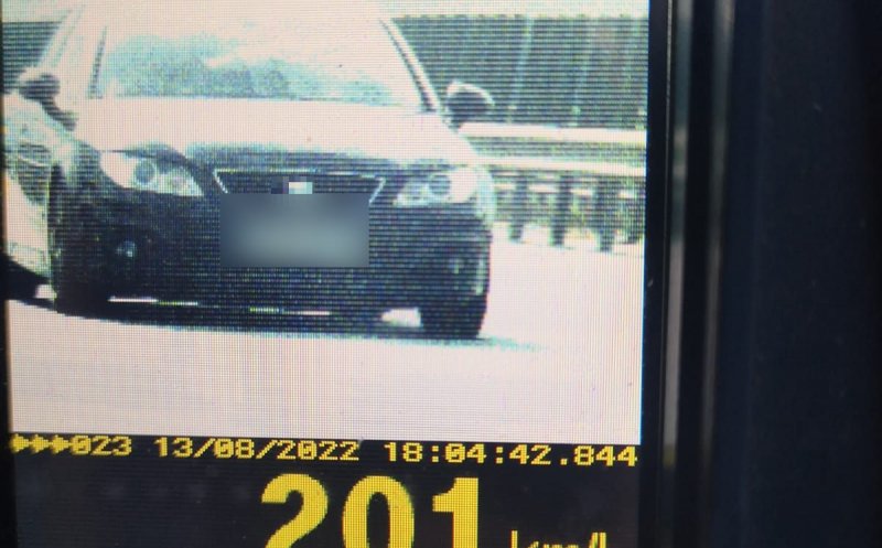 Vitezomanii de pe Autostrada Transilvania, buni de plată. Au călcat acceleraţia până au depăşit 200 km/h