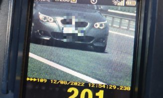 Vitezomanii de pe Autostrada Transilvania, buni de plată. Au călcat acceleraţia până au depăşit 200 km/h