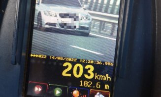 Vitezomanii de pe Autostrada Transilvania, buni de plată. Au călcat acceleraţia până au depăşit 200 km/h