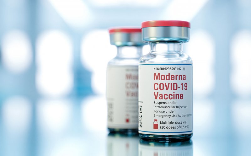 Vaccin nou de la Moderna, aprobat în UK. Vizează atât Omicron, cât şi tulpina originală și ar putea fi administrat doar o dată pe an