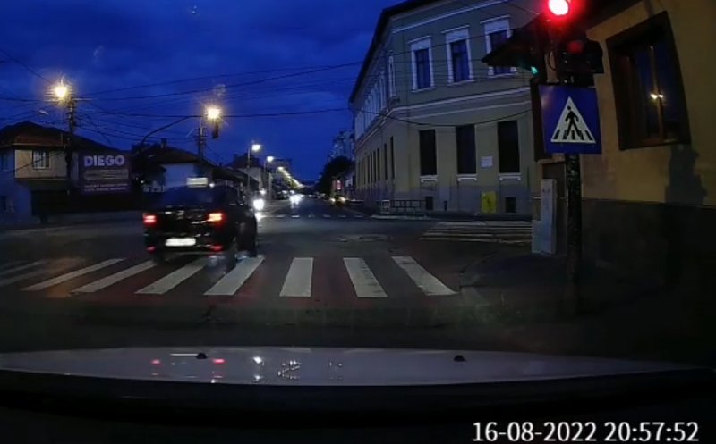 RUPE-ŢI PERMISUL! Pe roşu, ca pe verde, în intersecţia Bucureşti cu Paris din Cluj-Napoca: "Nenea instructor, ești bolnav psihic"