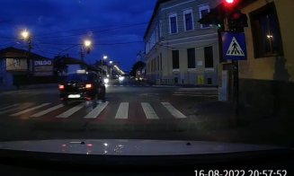 RUPE-ŢI PERMISUL! Pe roşu, ca pe verde, în intersecţia Bucureşti cu Paris din Cluj-Napoca: "Nenea instructor, ești bolnav psihic"
