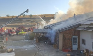 INCENDIU de amploare la Băile Sărate Turda: ARDE acoperișul restaurantului