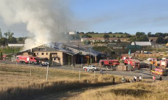 INCENDIU de amploare la Băile Sărate Turda: ARDE acoperișul restaurantului