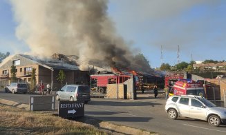 INCENDIU de amploare la Băile Sărate Turda: ARDE acoperișul restaurantului