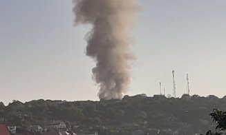 INCENDIU de amploare în Turda: ARDE acoperișul unui restaurant