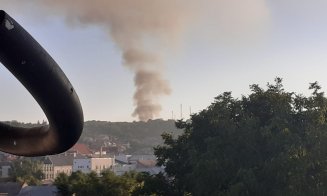 INCENDIU de amploare în Turda: ARDE acoperișul unui restaurant