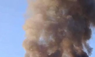 INCENDIU de amploare în Turda: ARDE acoperișul unui restaurant